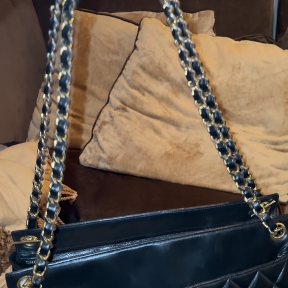 Chanel Black Quilted Leather Shoulder Bag with Gold Chain - Picture 4 of 12